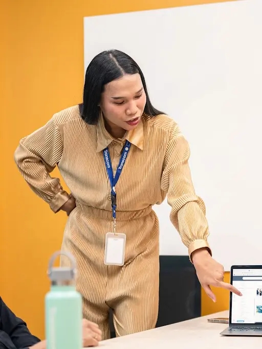 Women explaining something on laptop