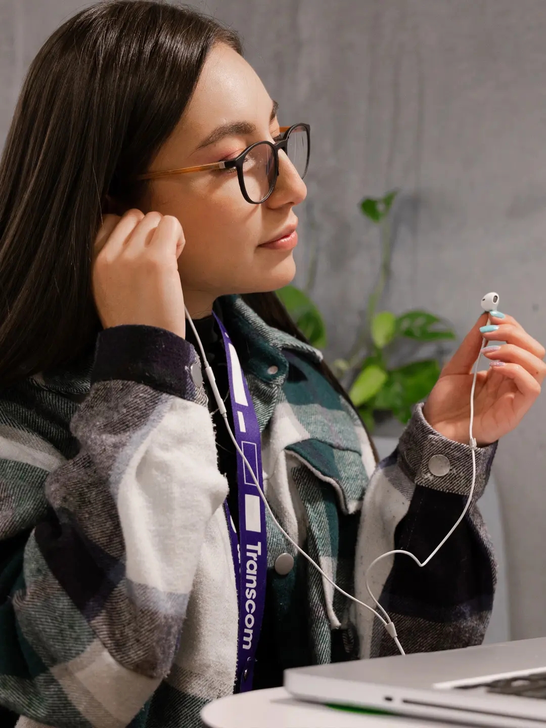 Women explaining something on laptop